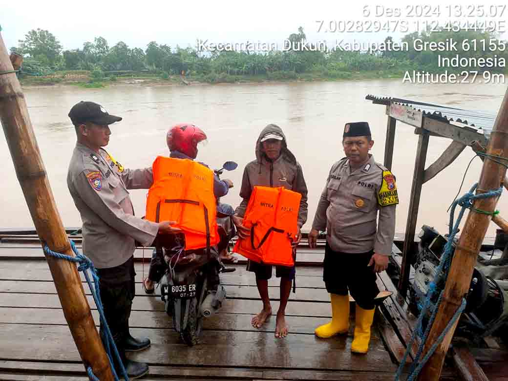 Kanit Binmas Polsek Kalitengah Serahkan Bantuan Pelampung Di Tambangan Desa Sugihwaras