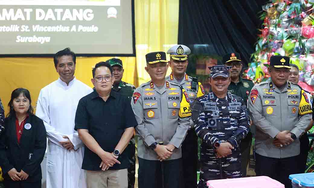 Kapolda Jatim Bersama Jajaran Forkopimda Kunjungi Sejumlah Gereja Pastikan Natal Aman