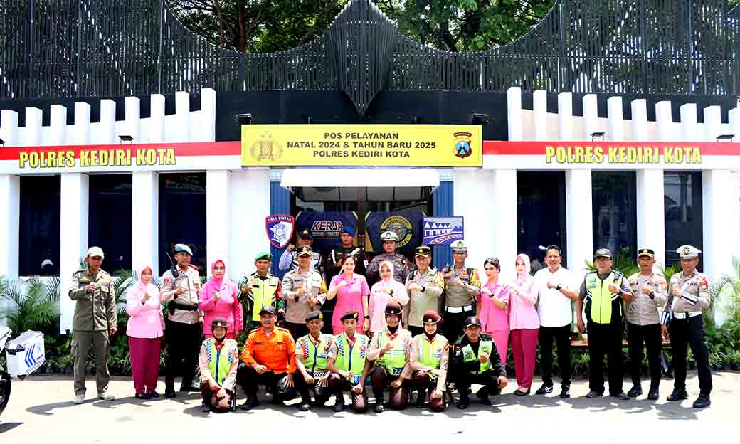 Kapolres Kediri Kota Bersama Ketua Bhayangkari Tinjau Pos Pengamanan Natal Dan Tahun Baru 2025.