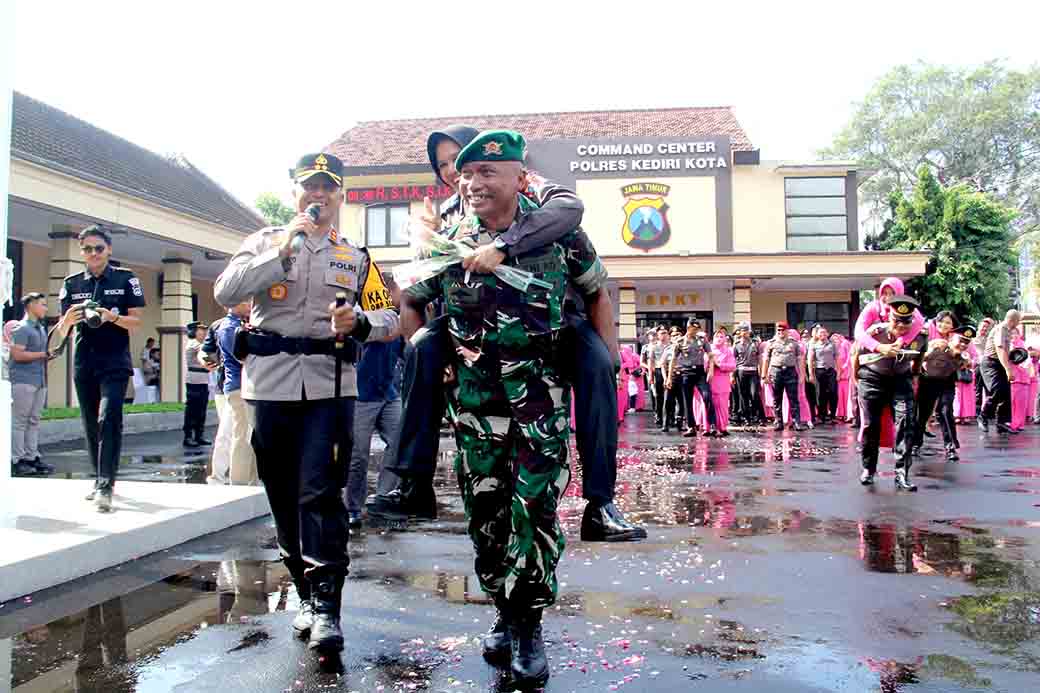 Kapolres Kediri Kota Pimpin Upacara Korp Raport Kenaikan Pangkat 91 Anggota Polri Dan Asn