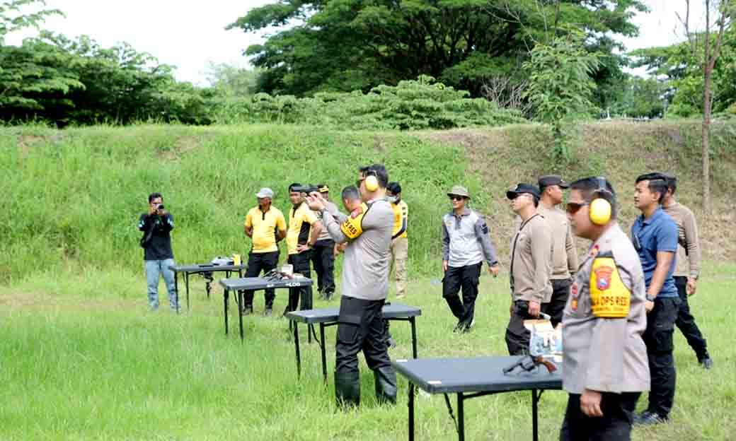 Kapolres Lamongan Latihan Menembak Tingkatkan Keterampilan Anggota