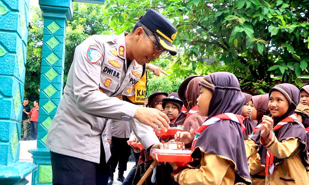 Kapolres Ngawi Berbagi Makan Gizi Dan Susu Gratis Di Sekolah