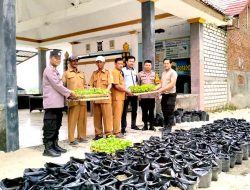 Kapolsek Babat Memberikan Bantuan Bibit Holtikultura di Desa Truni Dalam Rangka Ketahanan Pangan
