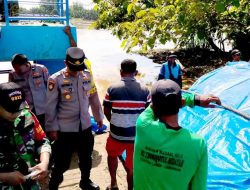 Kapolsek Laren Bersama Koramil 0812/19 Melakukan Penutupan Pintu Air DAM Yang Rusak Mengunakan Anyaman Bambu