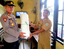 Kapolsek Laren Menyerahkan Bantuan Karung Plastik Kepada Masyarakat Guna Mencegah Luapan Air Sungai Bengawan Solo