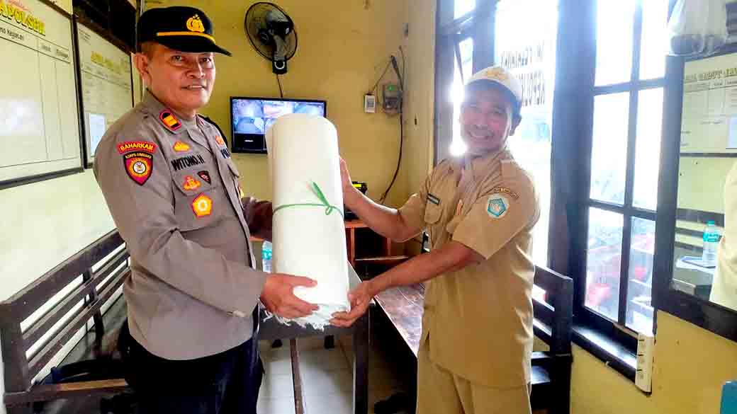 Kapolsek Laren Menyerahkan Bantuan Karung Plastik Kepada Masyarakat