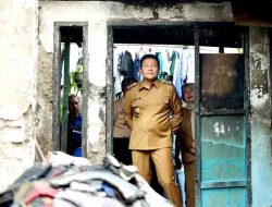 Kunjungi Korban Kebakaran di Desa Banjarkemantren, Plt. Bupati Sidoarjo Berikan Bantuan