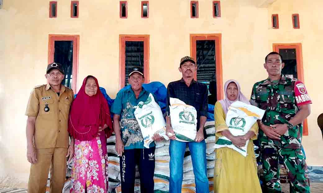 Pemdes Moncongkomba Kembali Bagikan Beras Bulog Untuk Warganya