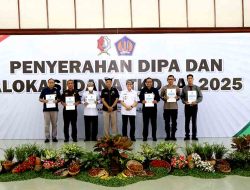 Pj. Bupati Bojonegoro Serahkan DIPA dan Dana TKD 2025, Tekankan Efisiensi Anggaran Tepat Sasaran