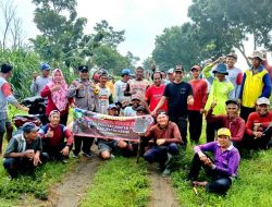Personel Polsek Pagu Ikuti Kerja Bakti Padat Karya Bersama Warga Dusun Padangan