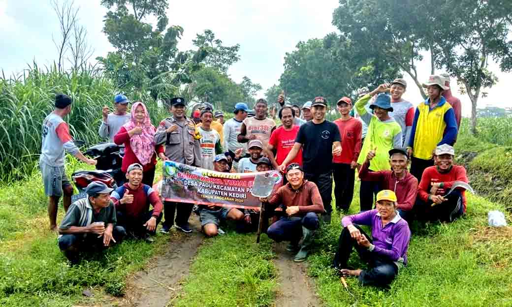 Personel Polsek Pagu Ikuti Kerja Bakti Padat Karya Bersama Warga Dusun Padangan