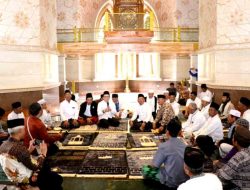 Pj Bupati Adriyanto Tunaikan Sholat Jum’at Perdana, di Masjid Wisata Religi