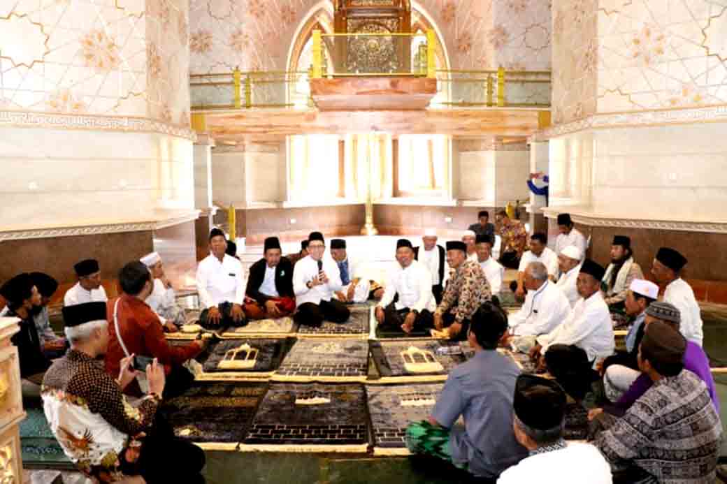 Pj Bupati Adriyanto Tunaikan Sholat Jum'at Perdana, Di Masjid Wisata Religi