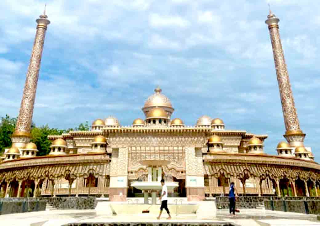 Pj Bupati Adriyanto Tunaikan Sholat Jum'at Perdana, Di Masjid Wisata Religi 3