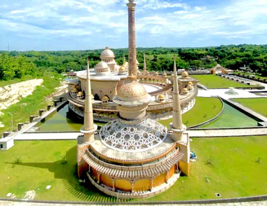 Pj Bupati Adriyanto Tunaikan Sholat Jum'at Perdana, Di Masjid Wisata Religi 4