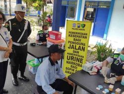 Polres Kediri mengadakan tes urine kepada pengemudi angkutan umum, di Terminal Pare, pada Selasa, 24/12/2024, pagi