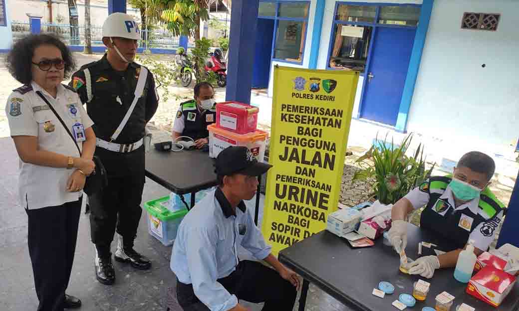 Polres Kediri Mengadakan Tes Urine Kepada Pengemudi Angkutan Umum