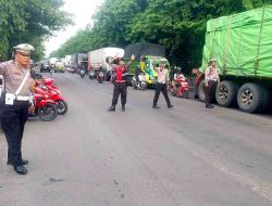 Polres Lamongan Laksanakan Pengaturan Lalu Lintas untuk Atasi Kemacetan di Jalur Poros Lamongan-Gresik