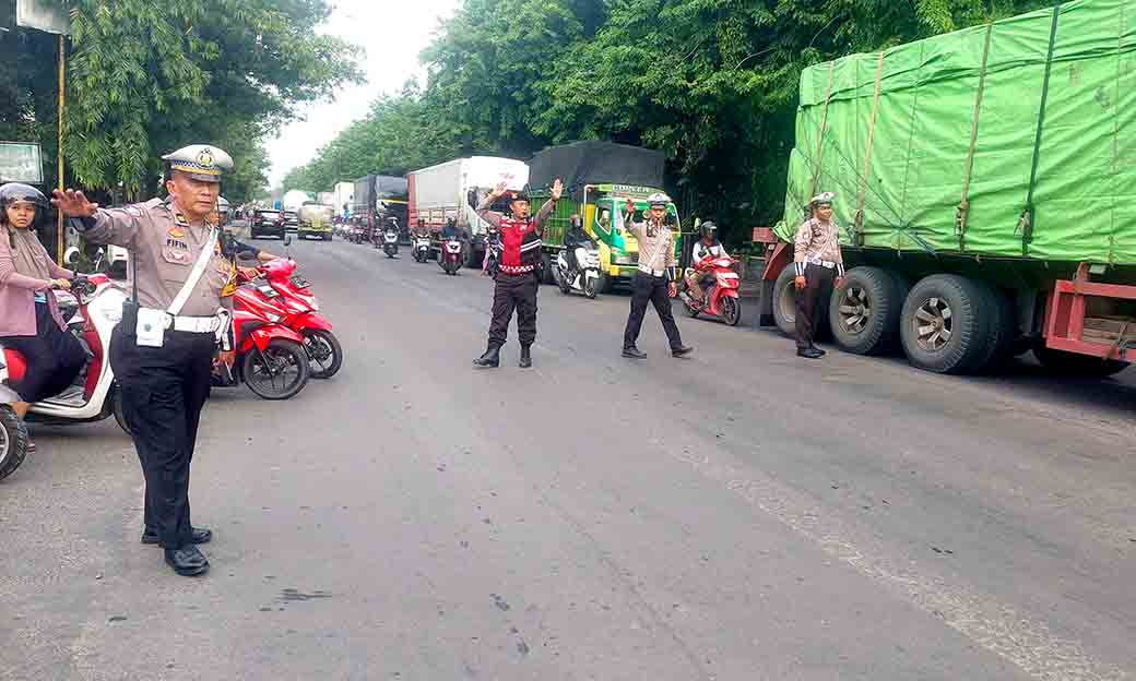 Polres Lamongan Laksanakan Pengaturan Lalu Lintas Untuk Atasi Kemacetan Di Jalur Poros Lamongan Gresik