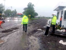 Polres Lamongan Siaga Atur Lalu Lintas dan Berikan Pelayanan di Tengah Hujan dan Kemacetan