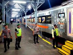 Polsek Babat Giat Patroli Pengamanan Stasiun Kereta Api Dalam Rangka Oprasi Nataru 2025