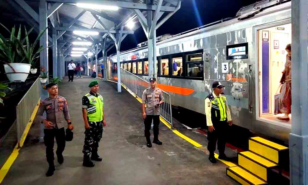 Polsek Babat Giat Patroli Pengamanan Stasiun Kereta Api Dalam Rangka Oprasi Nataru 2025