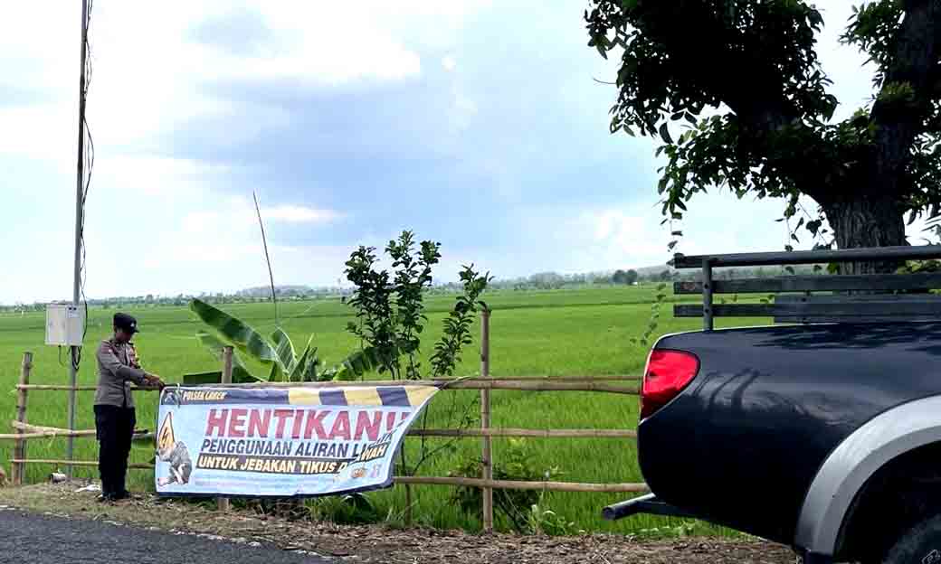 Polsek Laren Memasang Bener Serta Memberi Himbauan Kepada Masyarakat