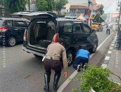 Profesionalisme Petugas Pos Pelayanan Membantu Pengendara yang Alami Kerusakan Mobil