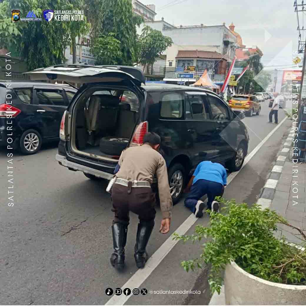 Profesionalisme Petugas Pos Pelayanan Membantu Pengendara Yang Alami Kerusakan Mobil