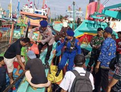Respon Cepat Satpolairud Polres Lamongan Evakuasi 7 ABK Kapal Tenggelam di Perairan Pulau Kangean, Madura