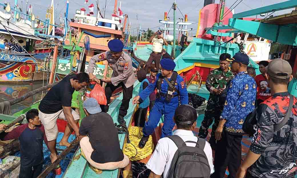 Respon Cepat Satpolairud Polres Lamongan Evakuasi 7 Abk Kapal Tenggelam Di Perairan Pulau Kangean