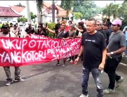 Buntut Kekecewaan Pada Pemkab Pemalang, Aliansi Masyarakat Peduli Lingkungan ( AMPEL ) Tumpahkan Sampah Di halaman Pendopo Kabupaten