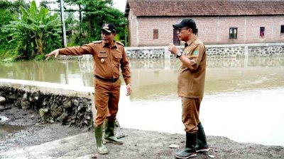 Sidak Lokasi Banjir, Plt Bupati Sidoarjo Subandi 2