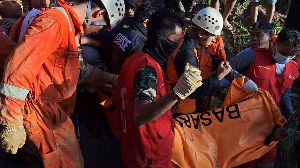 Tiga Warga Karang Anyar Tertimbun Longsor, Ditemukan Meninggal Dunia