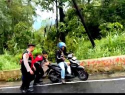 Tim Drogban Polres Magetan Siaga Bantu Kendaraan Wisatawan di Tanjakan Ekstrem Wisata Telaga Sarangan