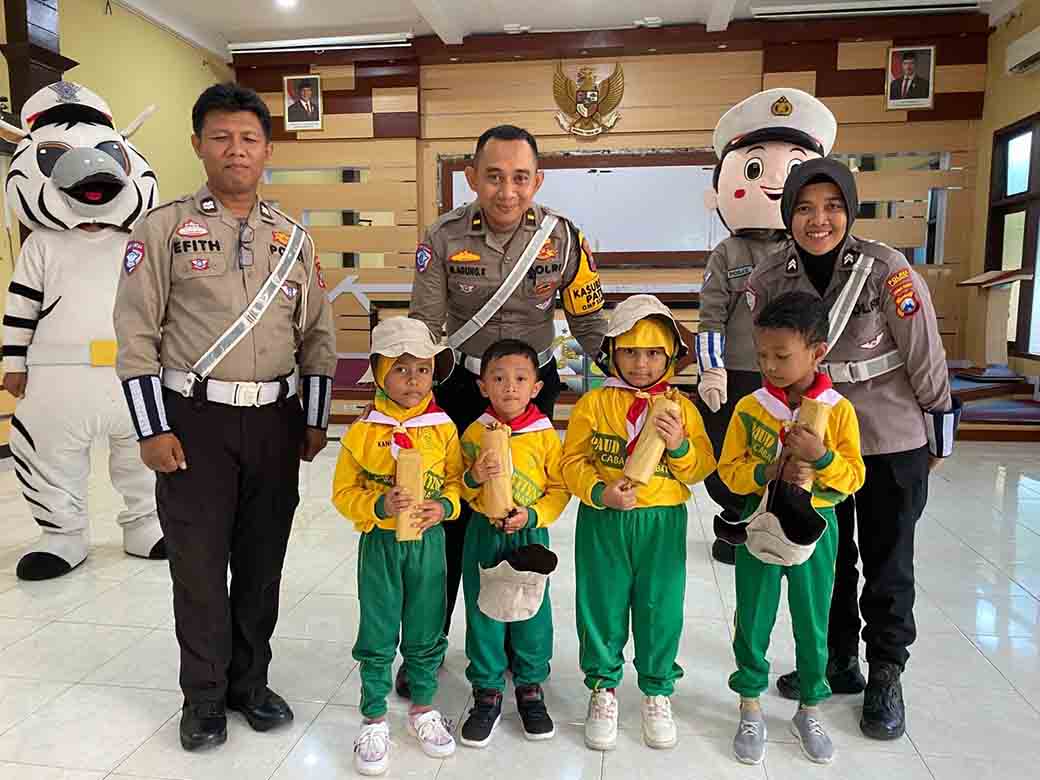 Unit Kamsel Satlantas Polres Lamongan Gelar Polsanak Bersama Tk Aisyiyah Viii Kebalandono