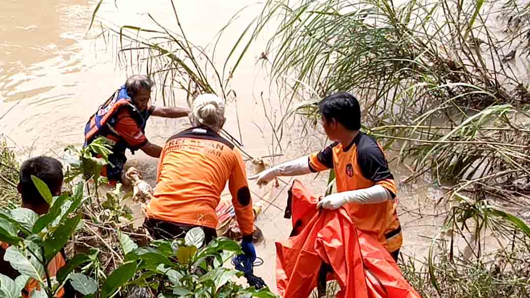 Warga Dusun Dapet Di Gegerkan Dengan Penemuan Mayat Tersangkut Di Kali Lamong 3