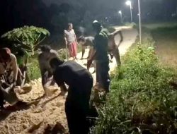 Warga Dusun Lembung Gotong Royong Perbaiki Jalan Rusak yang Tak Kunjung Diperbaiki Pemerintah