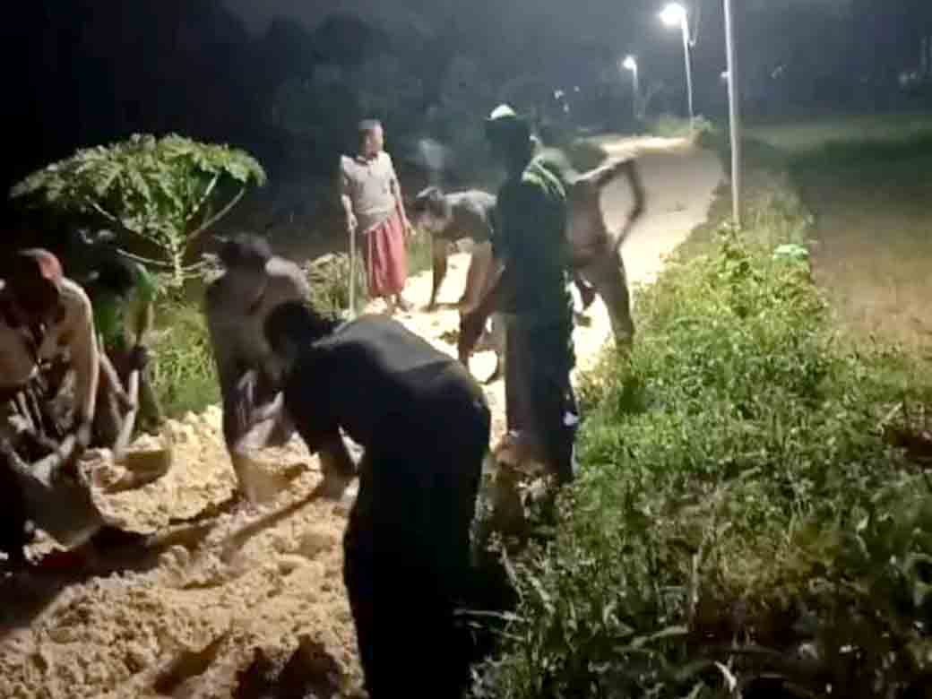 Warga Dusun Lembung Gotong Royong Perbaiki Jalan Rusak Yang Tak Kunjung Diperbaiki Pemerintah 2