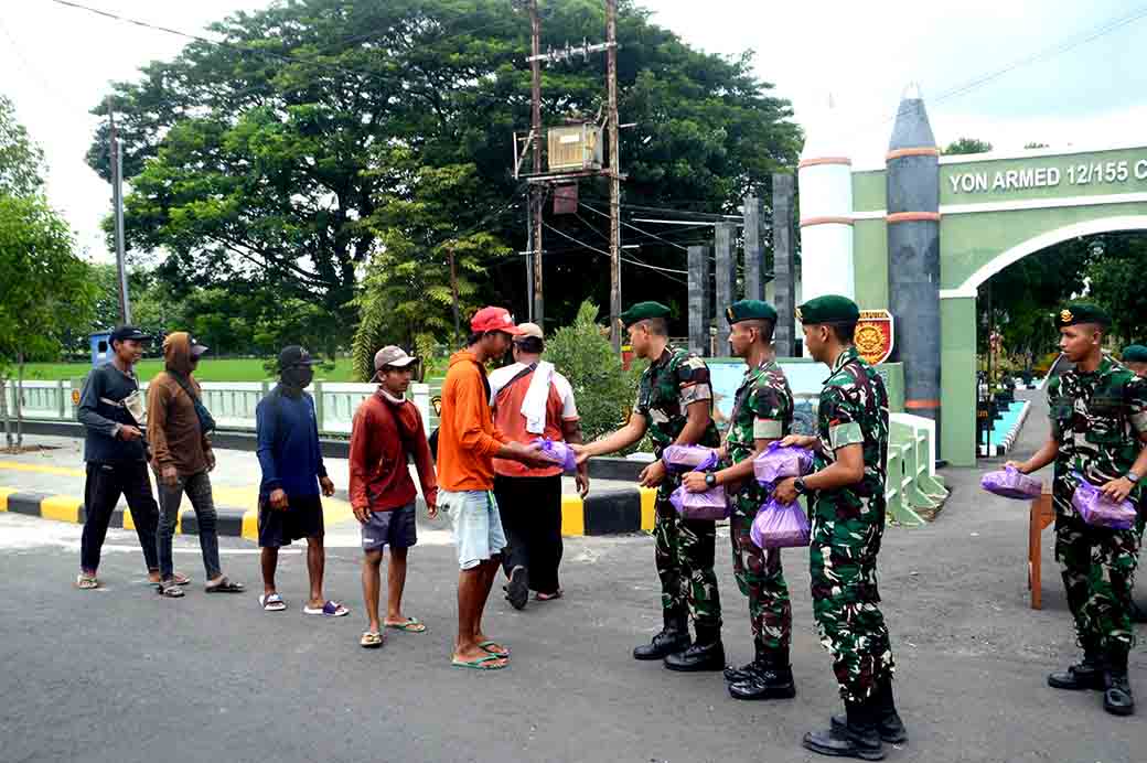Yonarmed 12 Kostrad Gelar Kegiatan Jumat Berkah Berbagi Untuk Masyarakat Sekitar