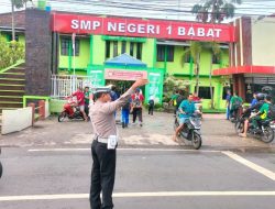 Anggota Polsek Babat Laksanakan Pengaturan Lalu Lintas di Wilayah Kecamatan Babat Saat Jam Sekolah