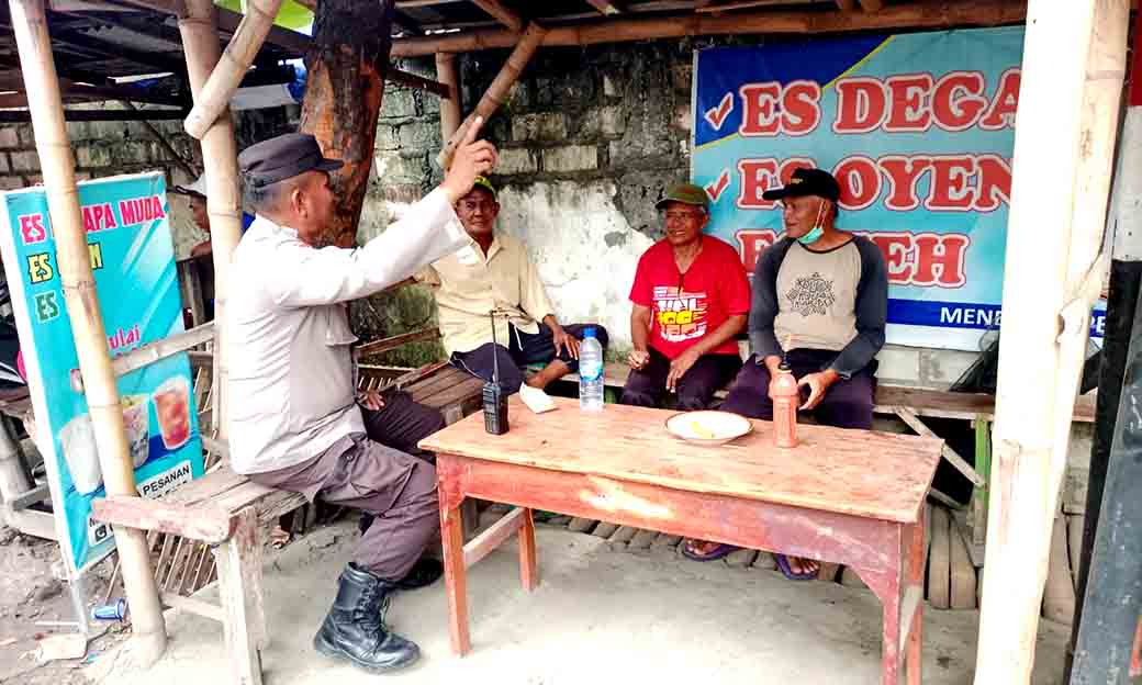 Anggota Polsek Babat Sambang Warga Di Warung Kopi