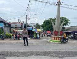 Anggota Polsek Laren Laksanakan Commander Wish Di Simpang Empat Depan Pasar Laren