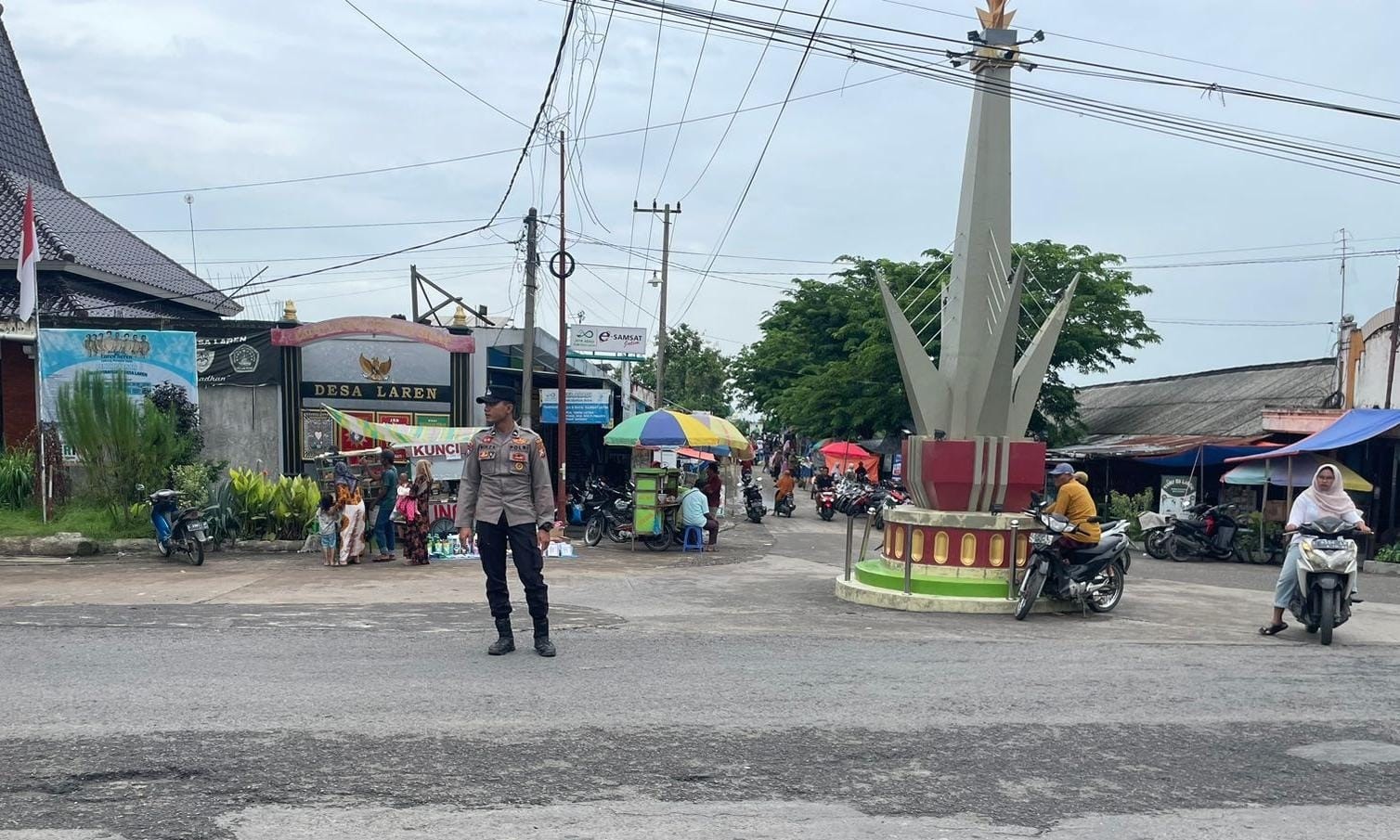 Anggota Polsek Laren Laksanakan Commander Wish Di Simpang Empat Depan Pasar Laren