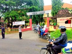 Anggota Polsek Laren Lakukan Pengaturan Commander Wish Pagi di Depan MTsN 1 Laren
