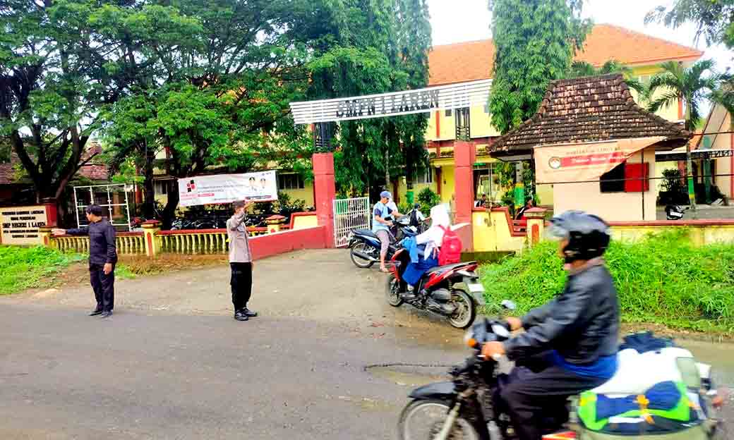 Anggota Polsek Laren Lakukan Pengaturan Commander Wish Pagi Di Depan Mtsn 1 Laren