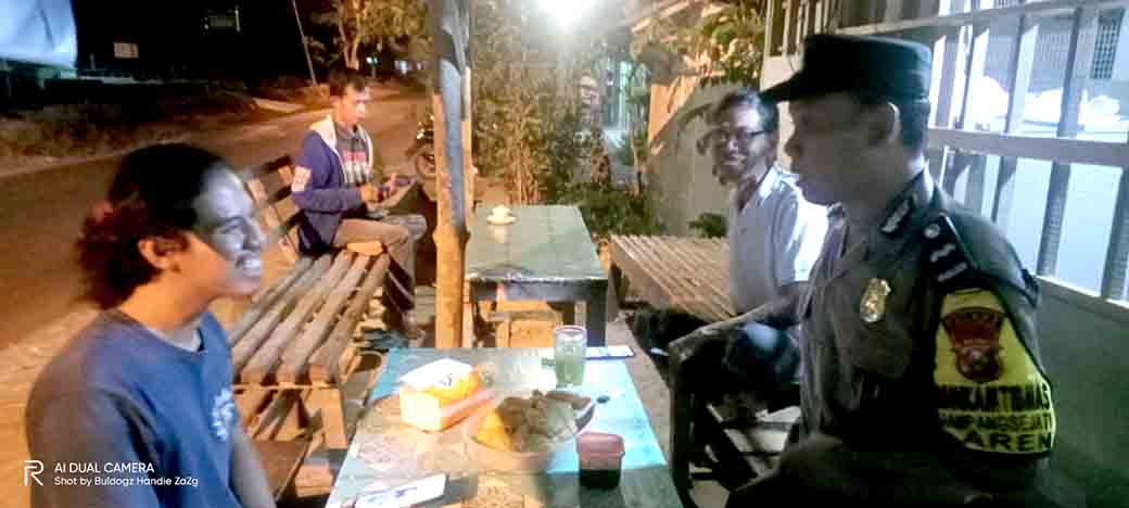 Anggota Polsek Laren Patroli Dialogis Sambangi Warga Berikan Pesan Kamtibmas
