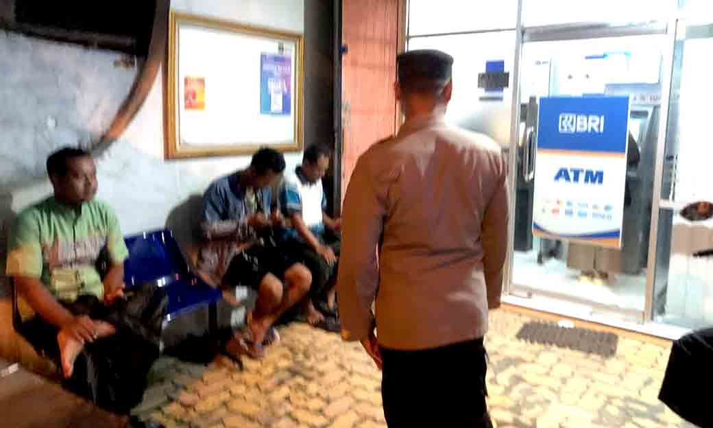 Anggota Polsek Sekaran Lakukan Patroli Obyek Vital Guna Cegah Kriminalitas Saat Malam Hari