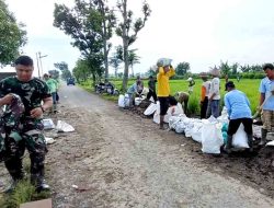 Bhabinkamtibmas Desa Pandansari Gotong Royong Bersama Tiga Pilar Tangani Tanggul Jebol