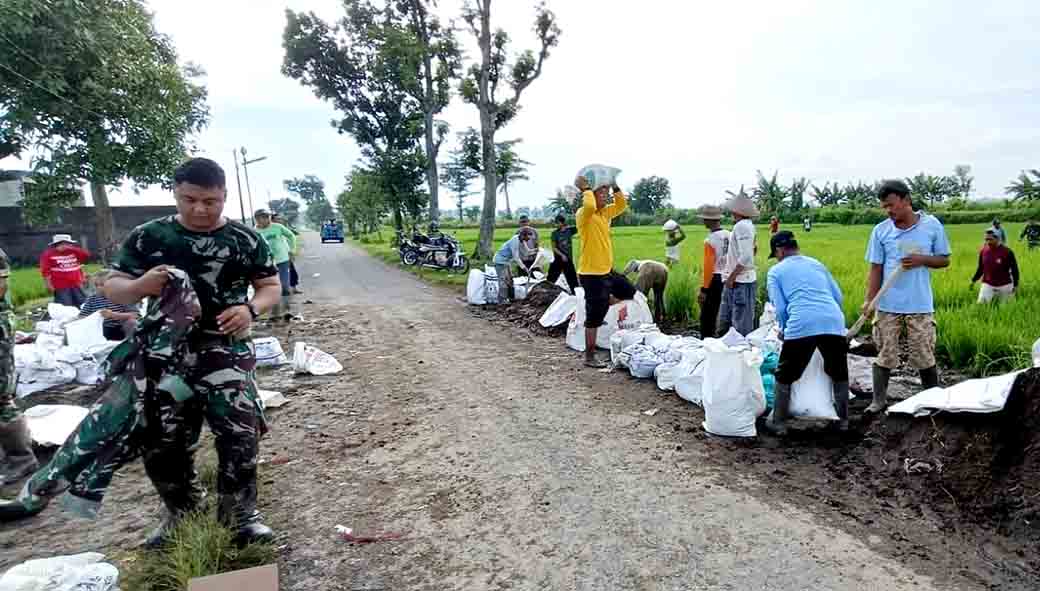 Bhabinkamtibmas Desa Pandansari Gotong Royong Bersama Tiga Pilar Tangani Tanggul Jebol